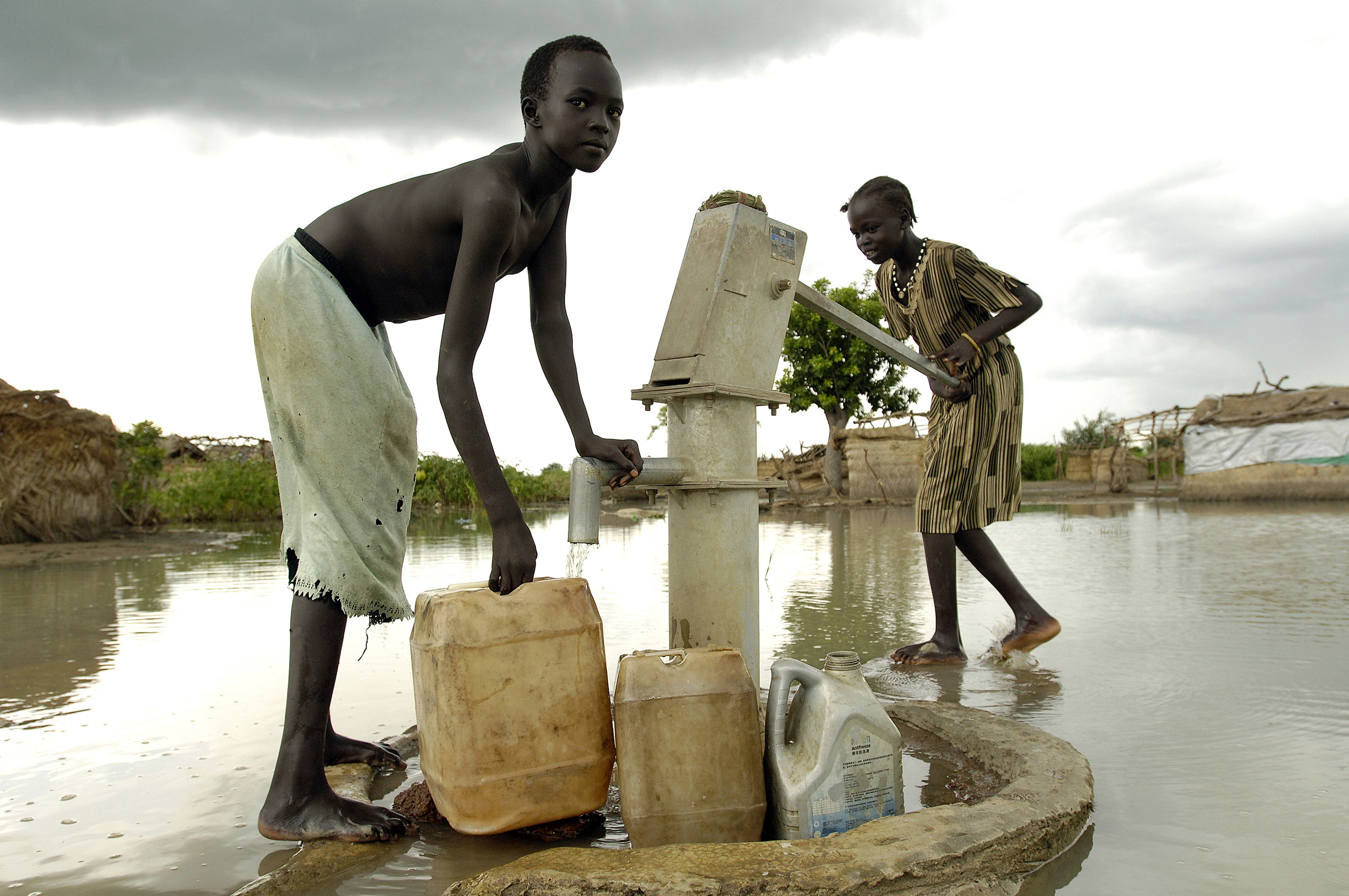 Children fetching water during a flood in Sudan (c) UN photo Tim McKulka