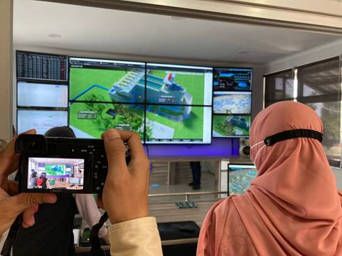 The MoT participants discussed about the operational processes in drinking water systems in the control room of Perumdam Tirta Raharja, Bandung District.